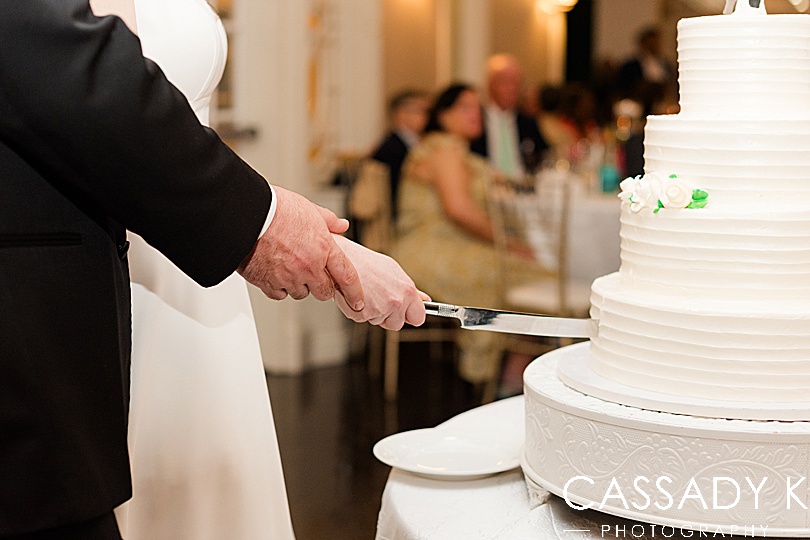 Picture of knife cutting wedding cake at Briarcliff Manor