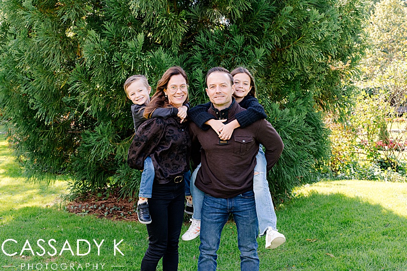 Parents carry their kids on their backs during a NY fall mini session.